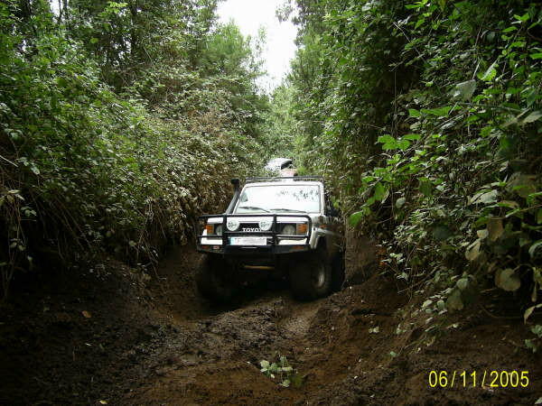 Toyota Land Cruiser LJ70 subiendo trialera